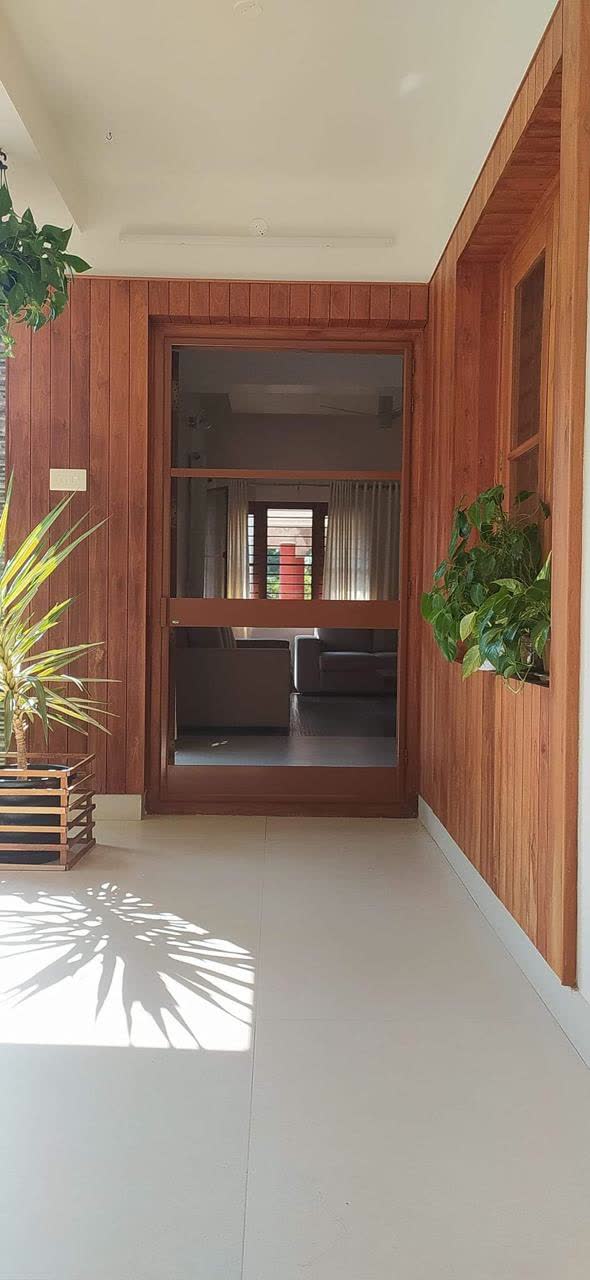 Door net in a wood-panelled entrance